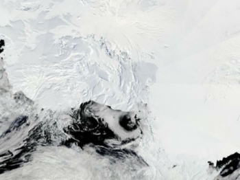Антарктические ледники если и расширяются, то далеко не так быстро, как учёные думали прежде (фото NASA). 