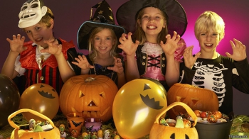 Дети, наряженные на Хеллоуин
